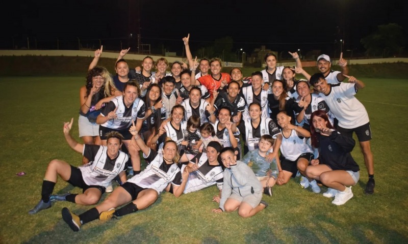 Estudiantes sum su primera estrella en el ftbol femenino